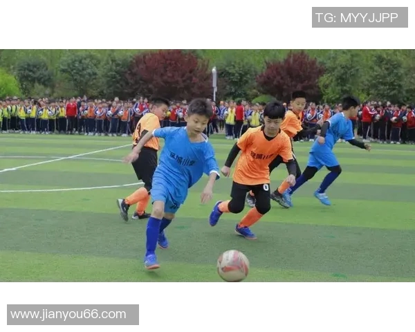 小朋友追逐足球明星的梦想与热情展现精彩瞬间 小朋友追逐足球明星的梦想与热情展现精彩瞬间